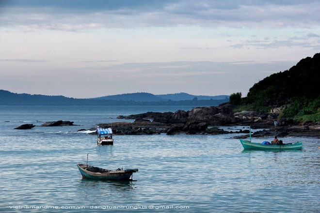 Đảo Phú Quốc thuộc tỉnh Kiên Giang, nằm sâu trong vịnh Thái Lan. Nơi đây là điểm nghỉ dưỡng lý tưởng của nhiều du khách trong và ngoài nước với làn nước biển trong xanh, những dòng suối yên bình và sự hài hòa rất đỗi nên thơ của cảnh vật.